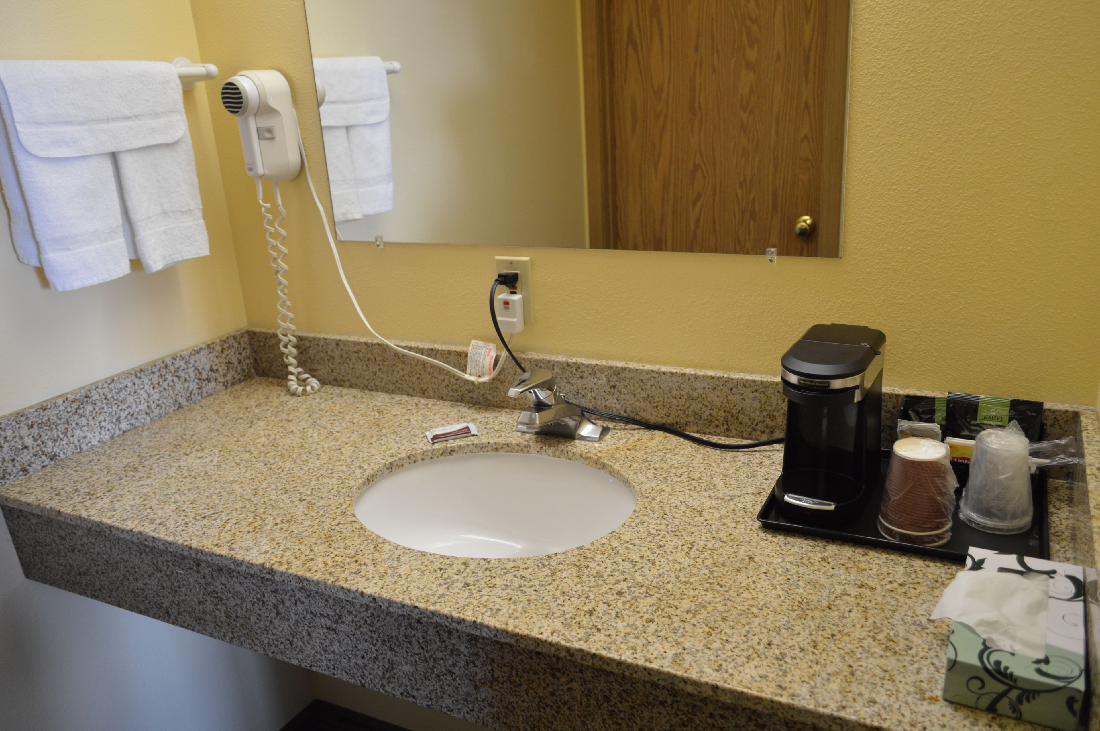 Standard Room, 1 Queen Bed, Non Smoking | Bathroom sink