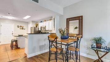 Condo, 2 Bedrooms | Dapur peribadi | Peti sejuk, ketuhar gelombang mikro, ketuhar