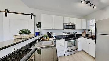 Peti sejuk, ketuhar gelombang mikro, ketuhar