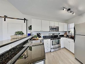 Réfrigérateur, micro-ondes, four, lave-vaisselle