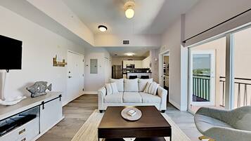 Huoneisto, 1 makuuhuone | Oleskelualue | 30–tuumainen taulutelevisio, jossa kaapelikanavat