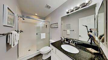 Appart'hôtel, 1 chambre | Salle de bain | Ensemble douche/baignoire, serviettes fournies