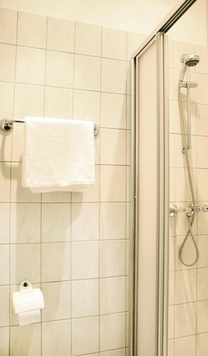Sábanas de algodón egipcio y caja de seguridad en la habitación 