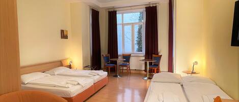 Family Room with Kitchen | 1 quarto, roupas de cama de algodão egípcio, cofres nos quartos