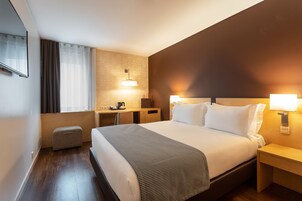 Doppia Comfort, 1 letto queen | Minibar, una cassaforte in camera, una scrivania, Wi-Fi gratuito