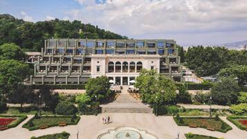 Vista frontal de la propiedad