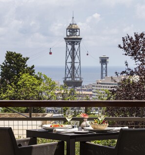 Serviço de café da manhã, almoço, jantar; vistas para o mar