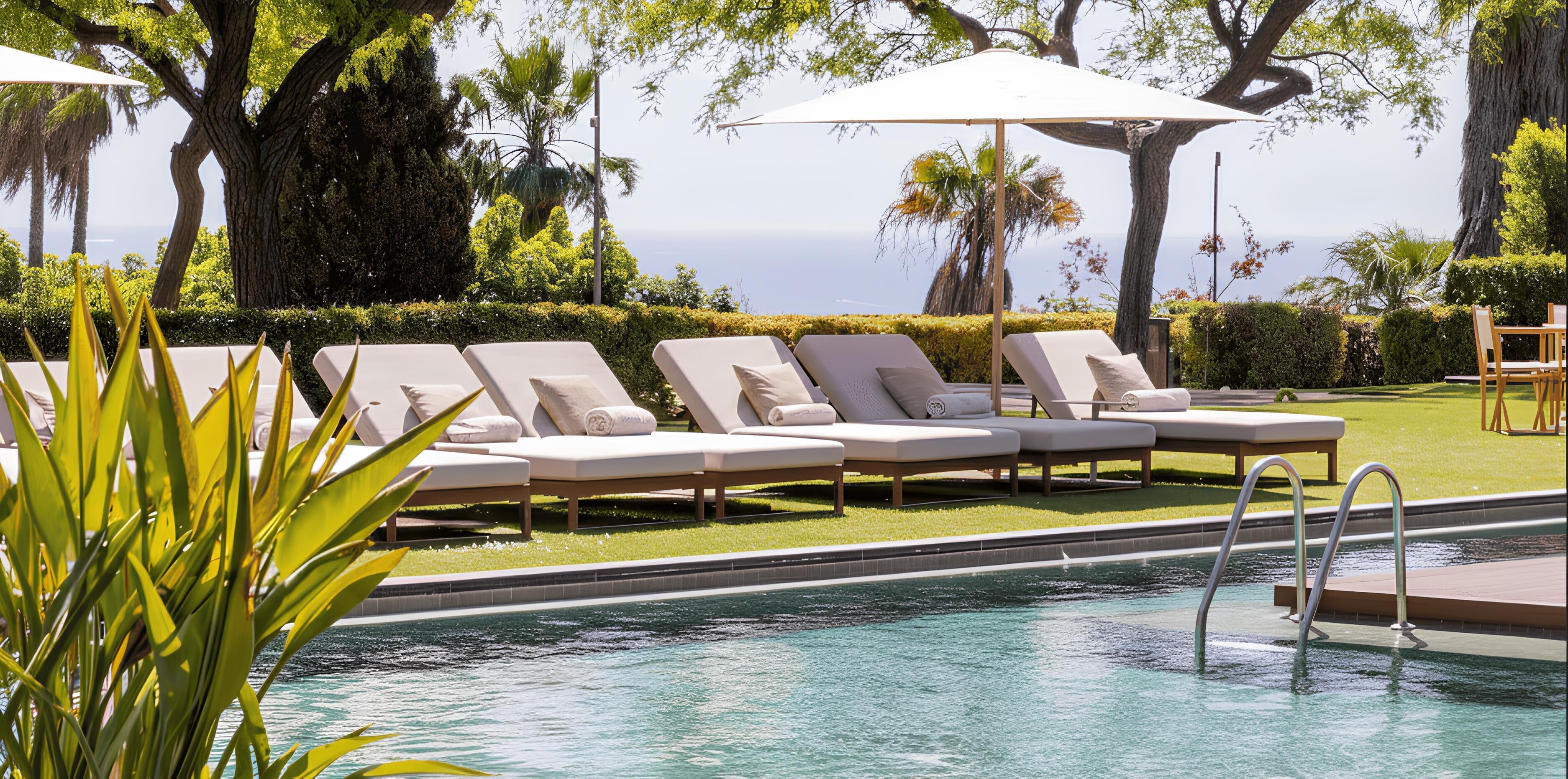 室内游泳池，室外游泳池，日光浴躺椅