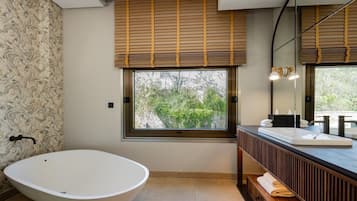 Habitación doble estándar, Terraza | Baño | Amenidades de baño de diseñador, secadora de cabello, batas, pantuflas