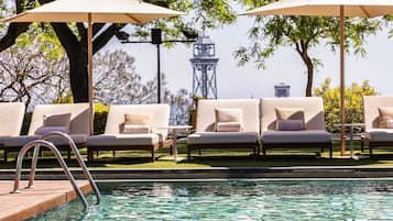 Piscina coperta, piscina all'aperto, lettini