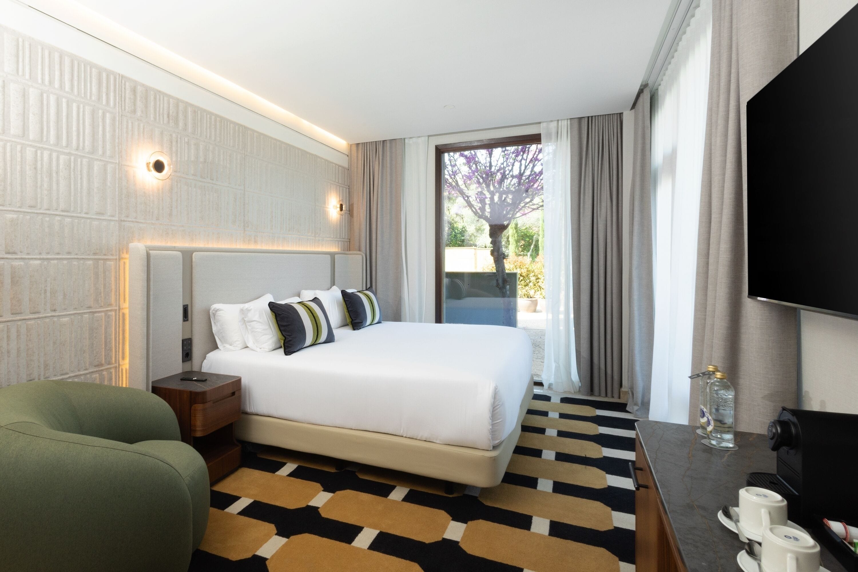 Deluxe Room, City View | Egyptian cotton sheets, premium bedding, minibar, in-room safe