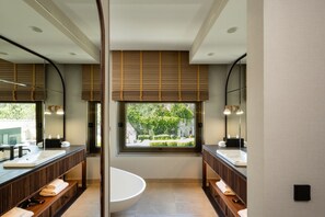 Doppia Standard, balcone | Bagno | Set di cortesia firmato, asciugacapelli, accappatoio, pantofole