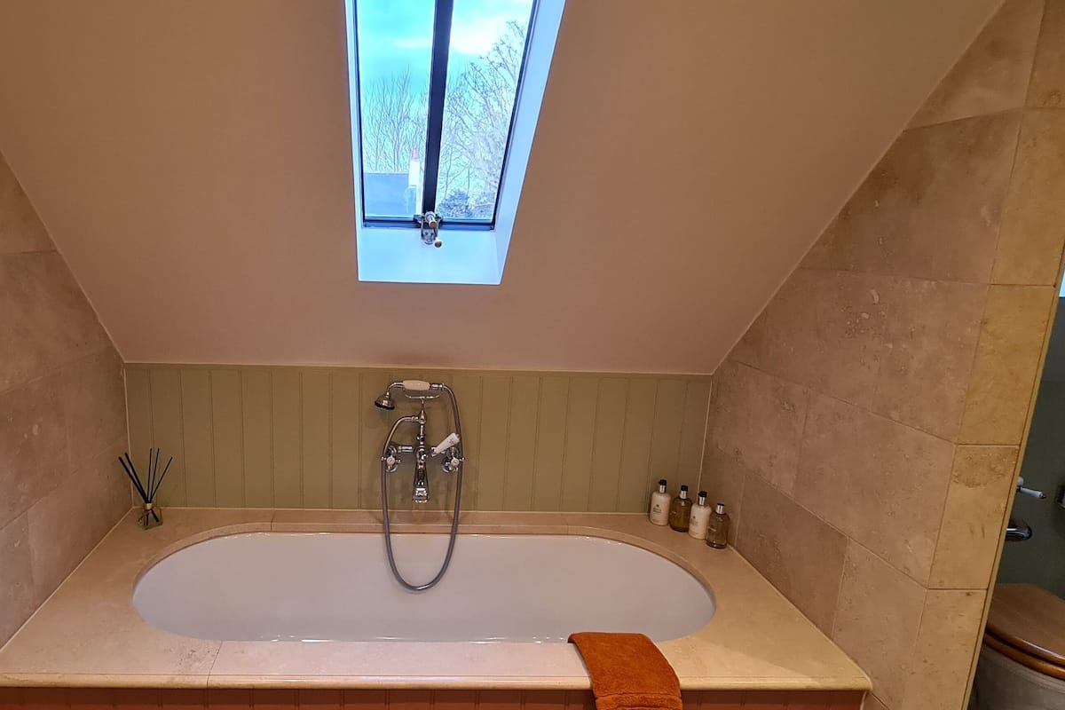 Camera Deluxe con letto matrimoniale o 2 letti singoli | Bagno | Set di cortesia gratuito, asciugacapelli, accappatoio, pantofole