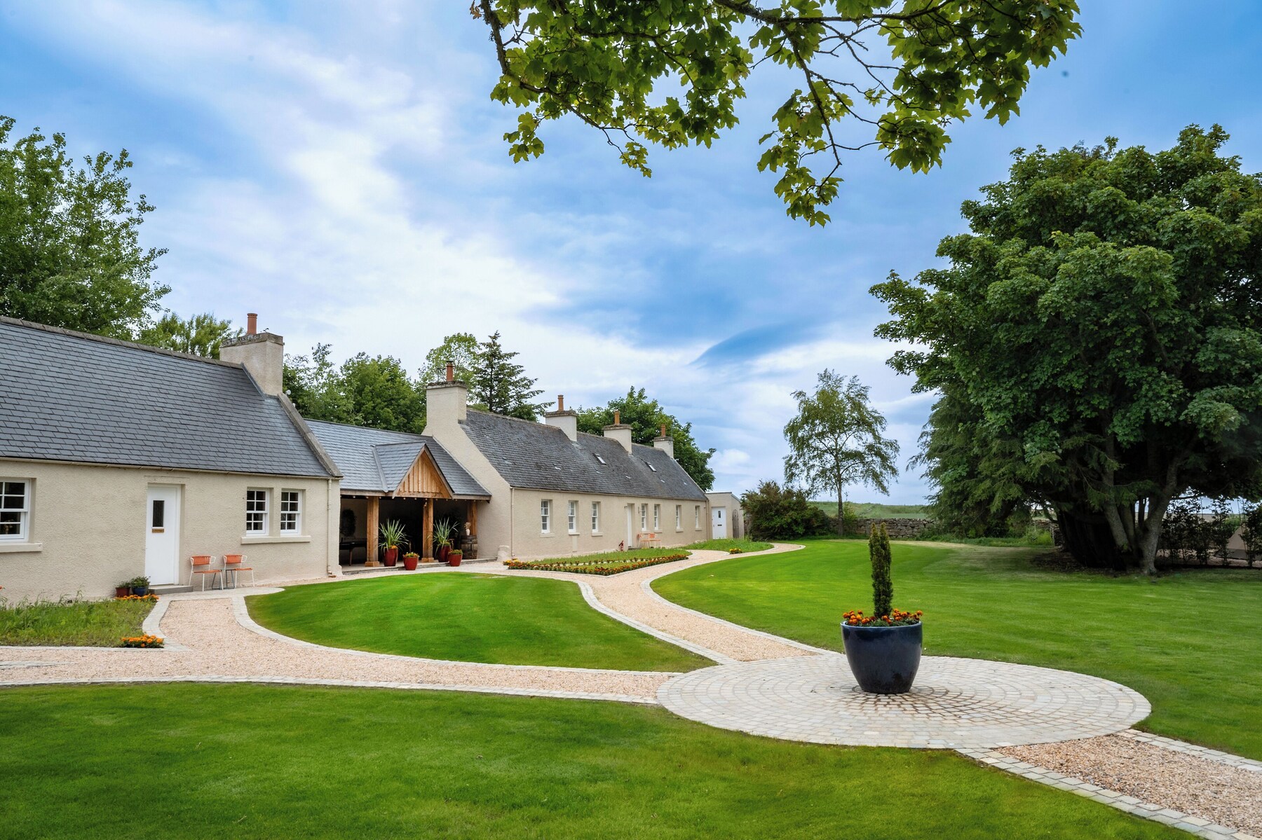 Cottage | Hypo-allergenic bedding, desk, iron/ironing board, free WiFi