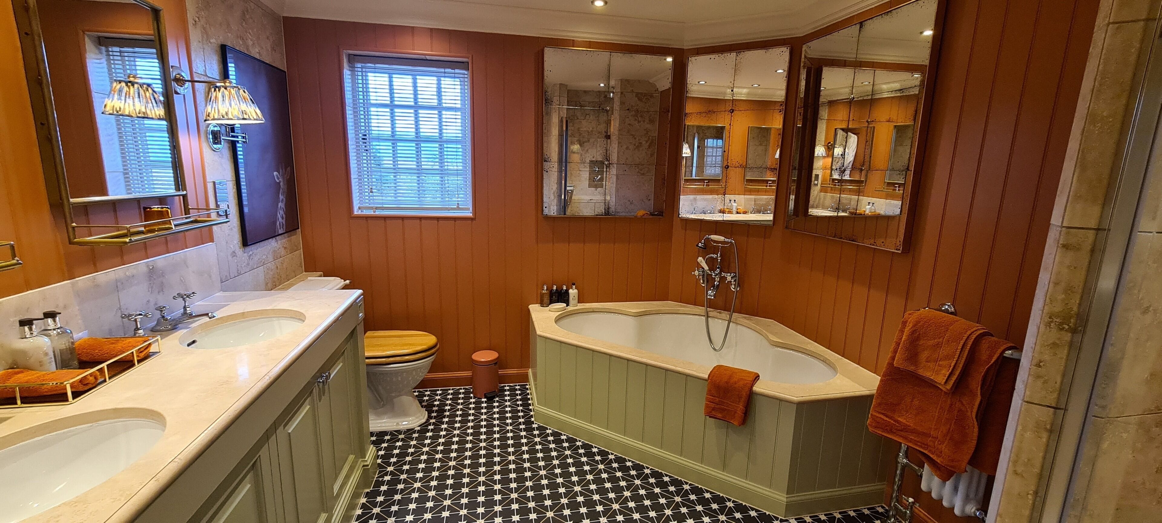 deluxe double or twin room, sea view | bathroom | free toiletries, hair dryer, bathrobes, slippers