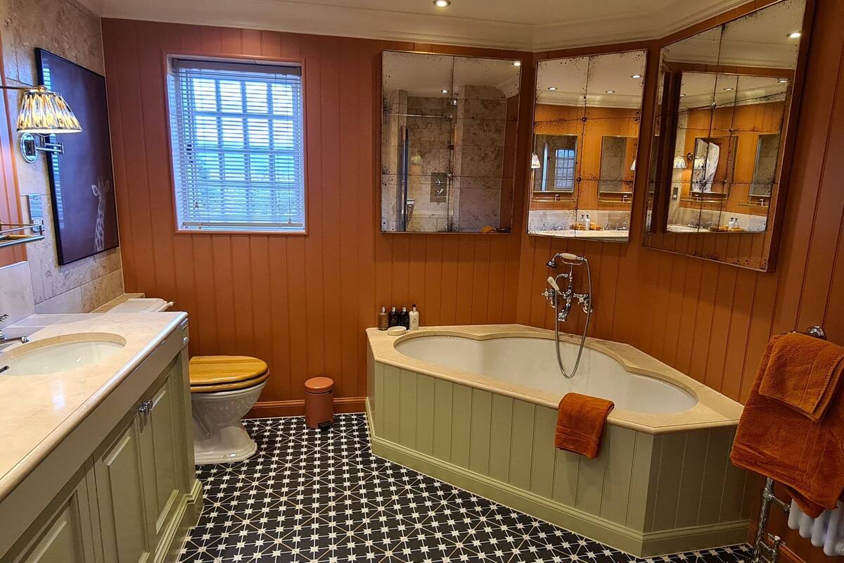 deluxe double or twin room, sea view | bathroom | free toiletries, hair dryer, bathrobes, slippers