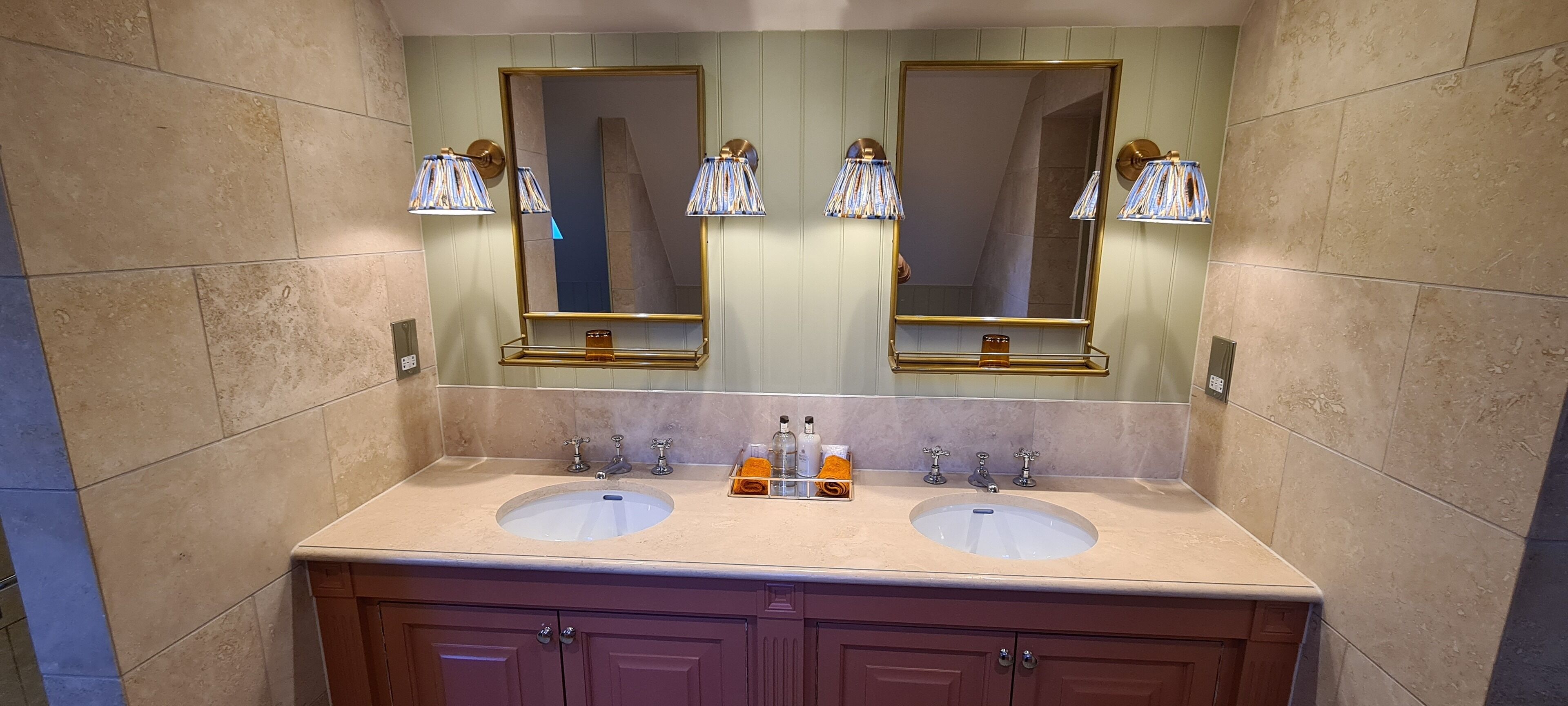 deluxe double or twin room | bathroom | free toiletries, hair dryer, bathrobes, slippers