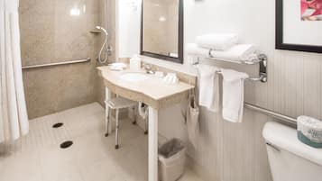 Une salle de bain équipée d’une douche, d’un lavabo, de toilettes et d’un porte-serviettes.