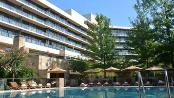 Kauden mukainen ulkouima-allas