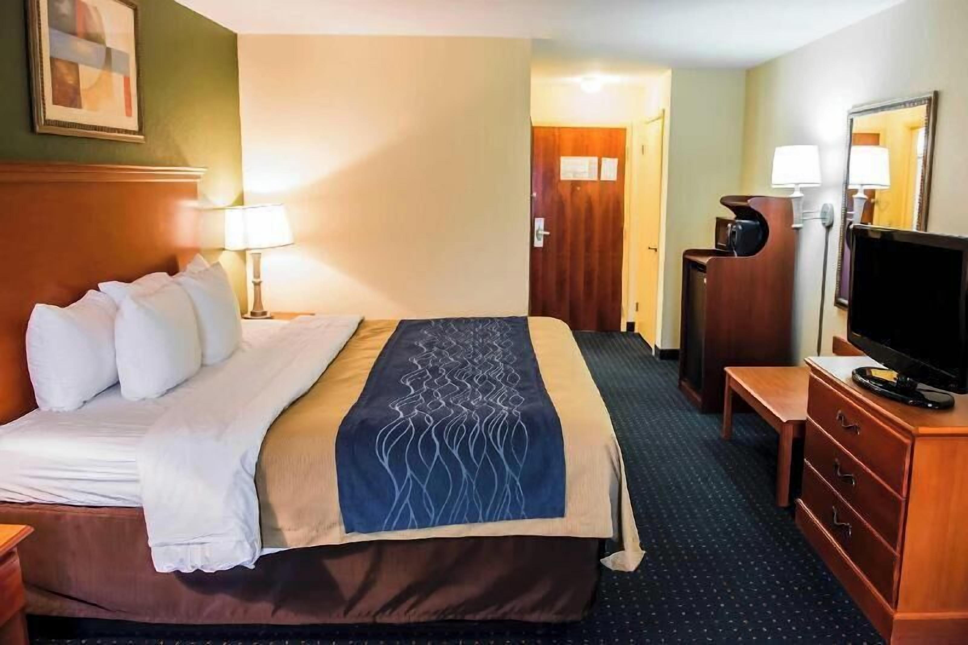 Laptop workspace, iron/ironing board, free WiFi, bed sheets