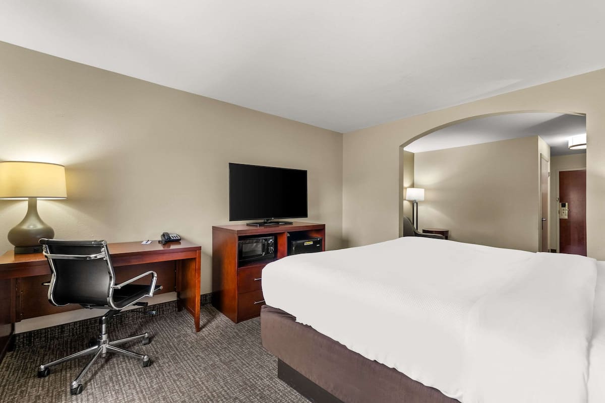 Suite, Non Smoking | Laptop workspace, iron/ironing board, free WiFi, bed sheets