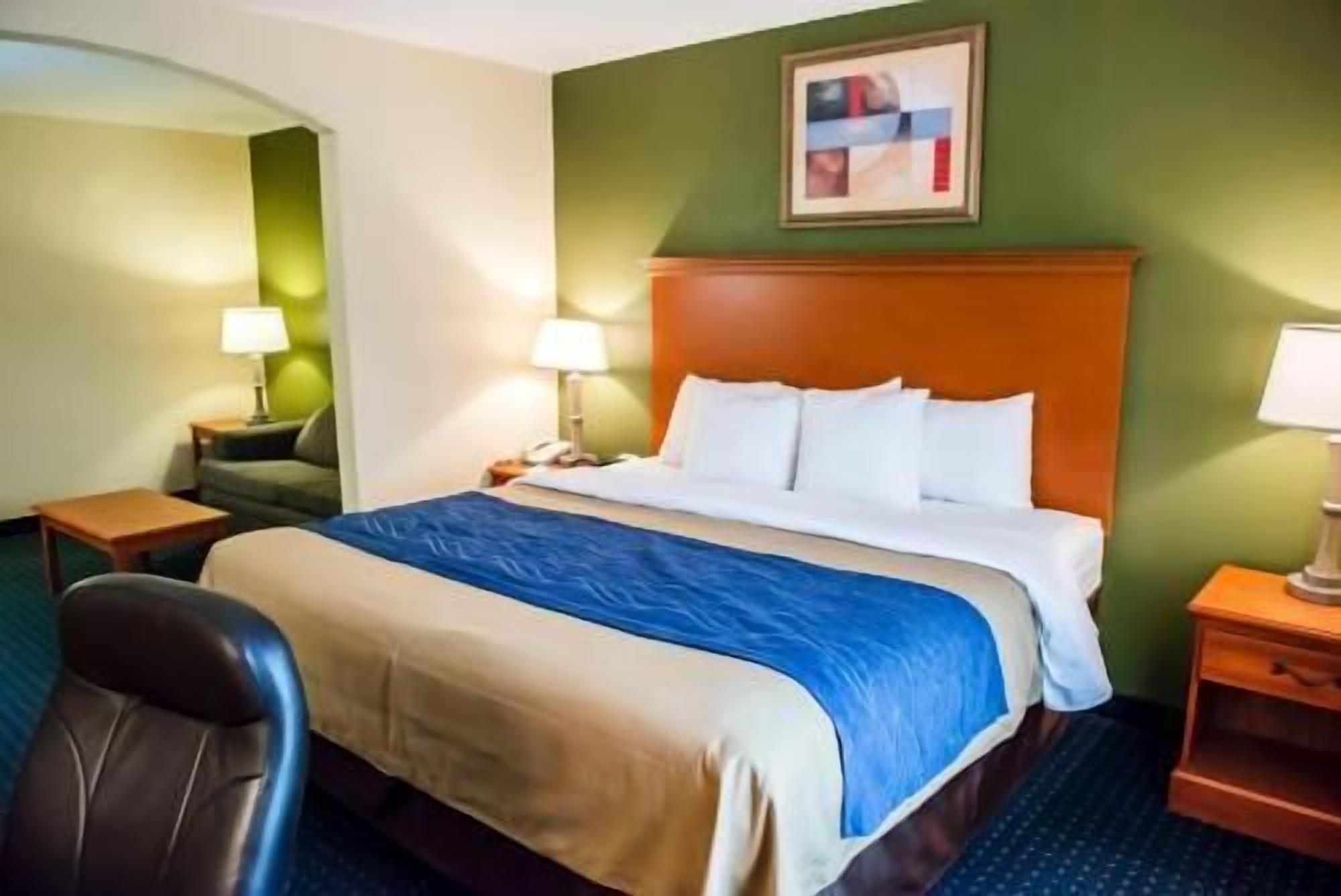 Laptop workspace, iron/ironing board, free WiFi, bed sheets