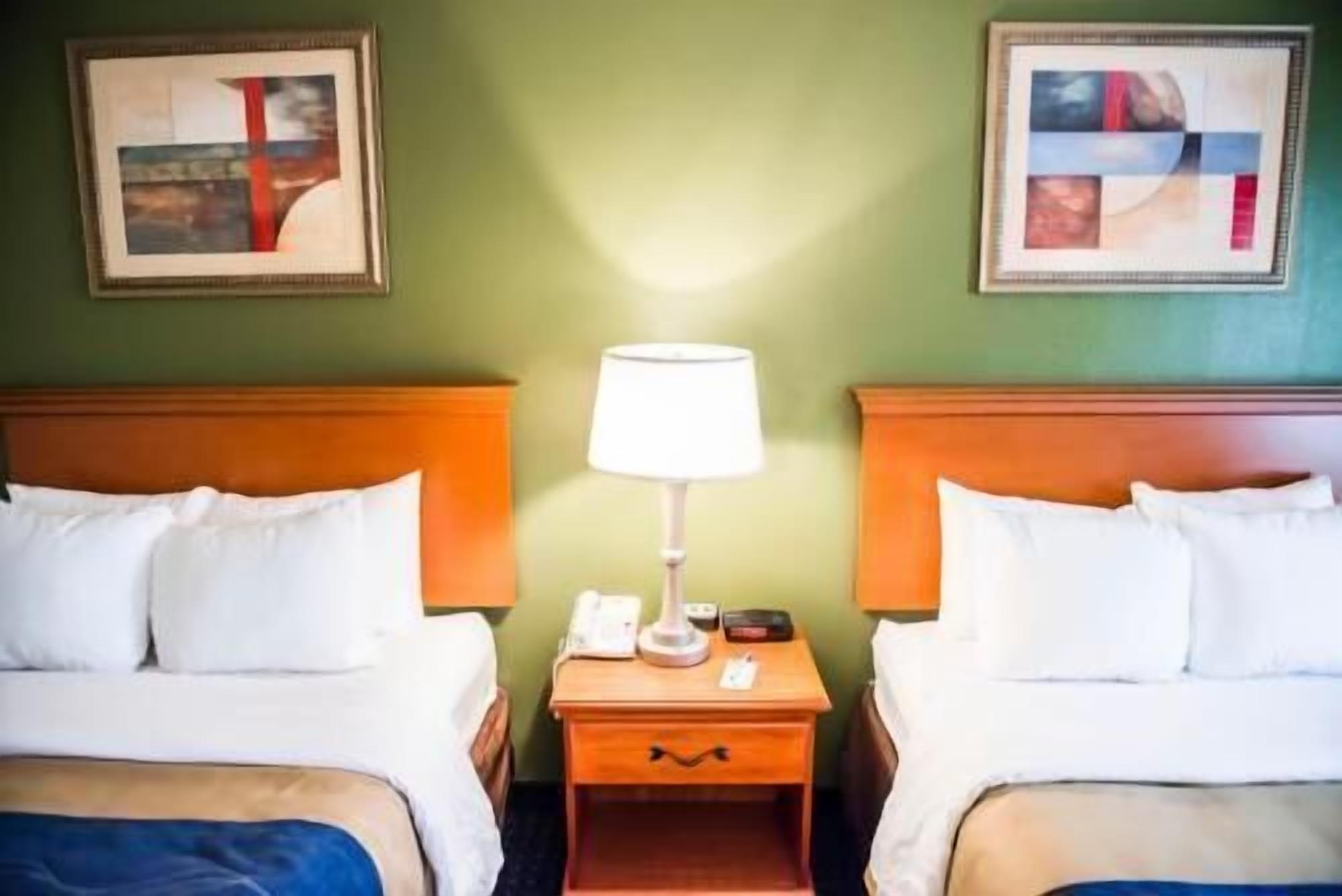 Laptop workspace, iron/ironing board, free WiFi, bed sheets