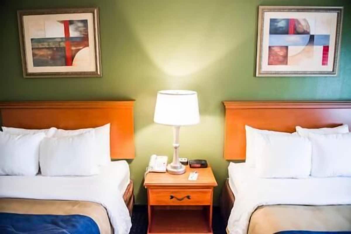 Laptop workspace, iron/ironing board, free WiFi, bed sheets