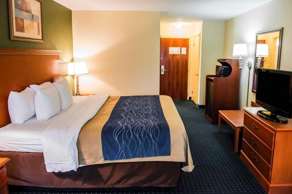 Laptop workspace, iron/ironing board, free WiFi, bed sheets