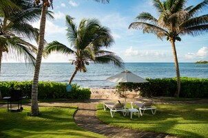 Playa privada y arena blanca