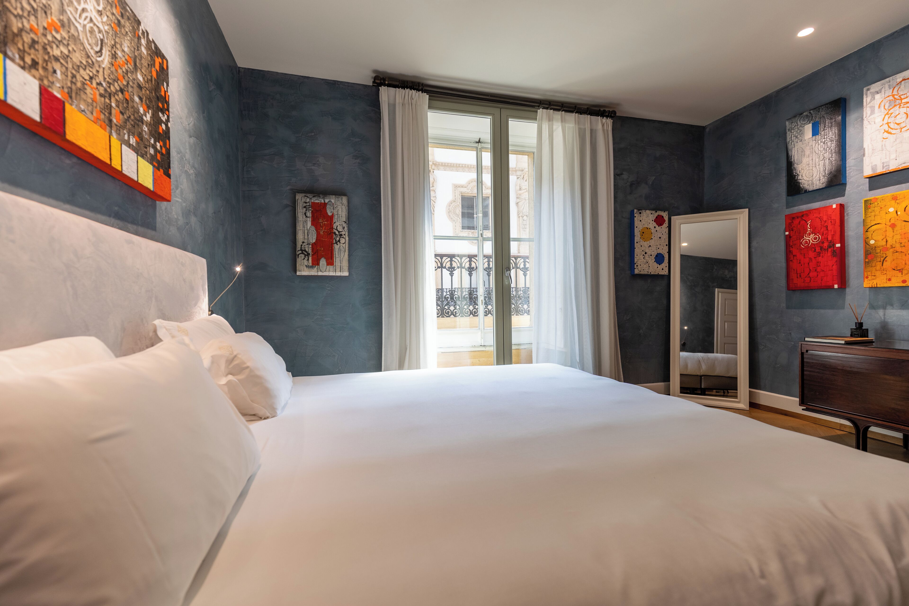 Premium bedding, down comforters, minibar, in-room safe