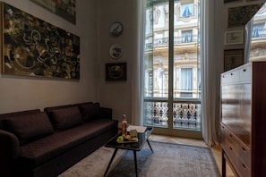 45-inch LED TV with cable channels - Galleria Vik Milano - Townhouse Galleria - Small Luxury Hotels of the World (Milan)