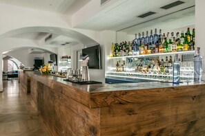 2 ristoranti, aperti a colazione e a pranzo, cucina internazionale