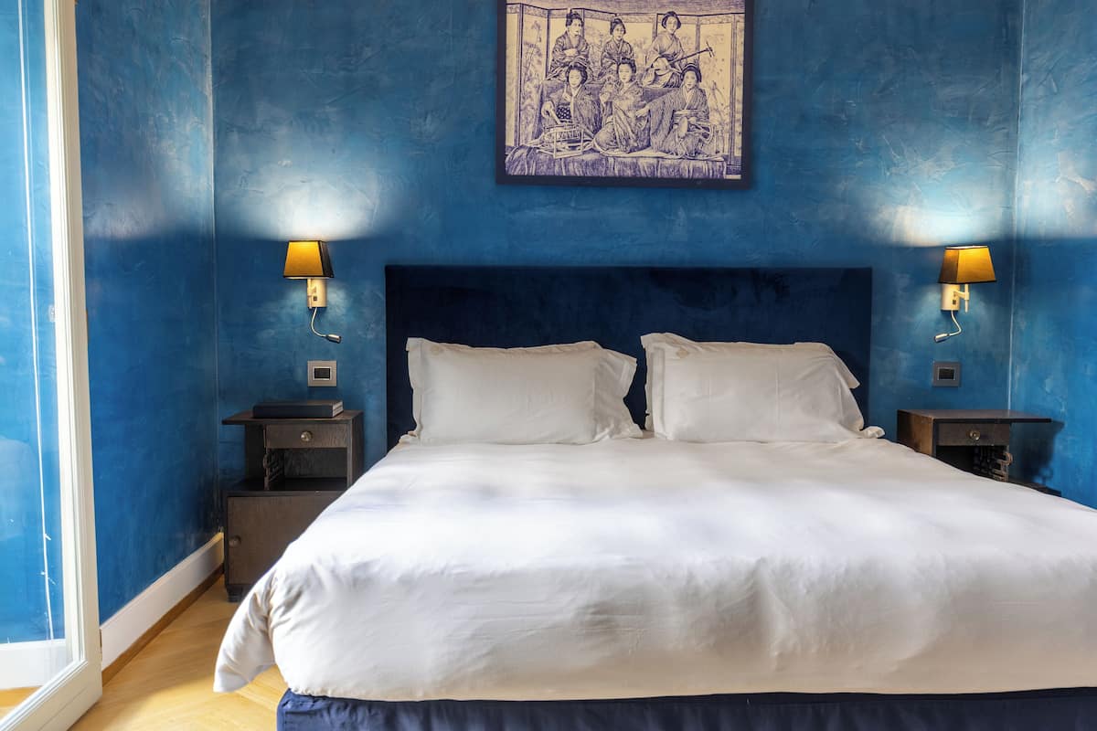 Courtyard Suite | Bộ đồ giường cao cấp, chăn bông, minibar, két bảo mật tại phòng