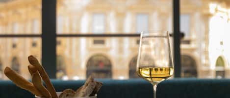 2 restaurants, breakfast, lunch, dinner served; international cuisine