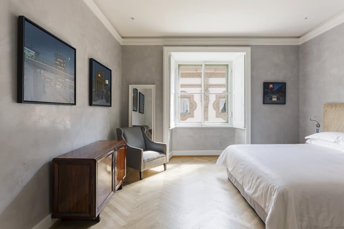 Deluxe Gallery | 1 bedroom, premium bedding, down comforters, minibar