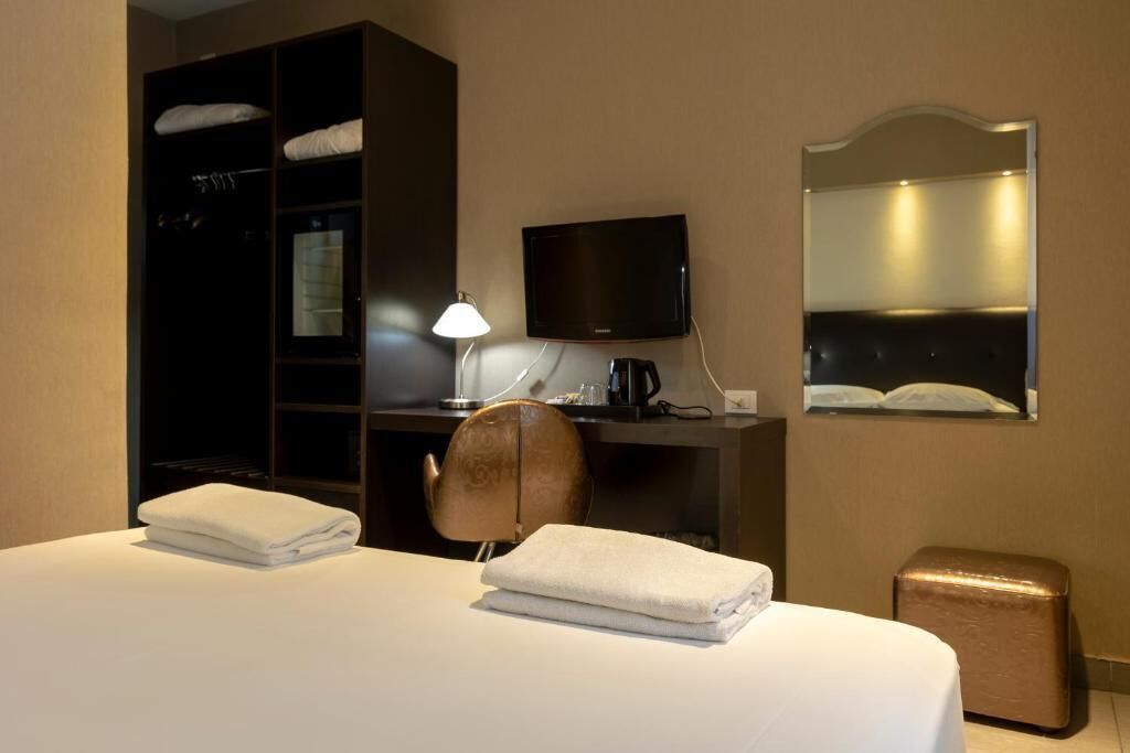 Ropa de cama de alta calidad, minibar, caja fuerte y escritorio