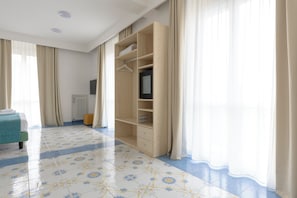 Deluxe Double or Twin Room | Peralatan tempat tidur premium, bar mini, peti besi dalam bilik, meja 
