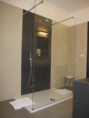 Superior Double or Twin Room, 1 Bedroom | Bathroom | Shower, free toiletries, hair dryer, slippers - Napolit'amo Hotel Medina (Naples)