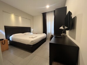 Basic Double or Twin Room | Premium bedding, minibar, in-room safe, desk - Napolit'amo Hotel Medina (Naples)