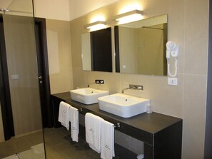 Shower, free toiletries, hair dryer, slippers - Napolit'amo Hotel Medina (Naples)