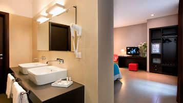 Superior Double or Twin Room, 1 Bedroom | Bathroom | Shower, free toiletries, hair dryer, slippers