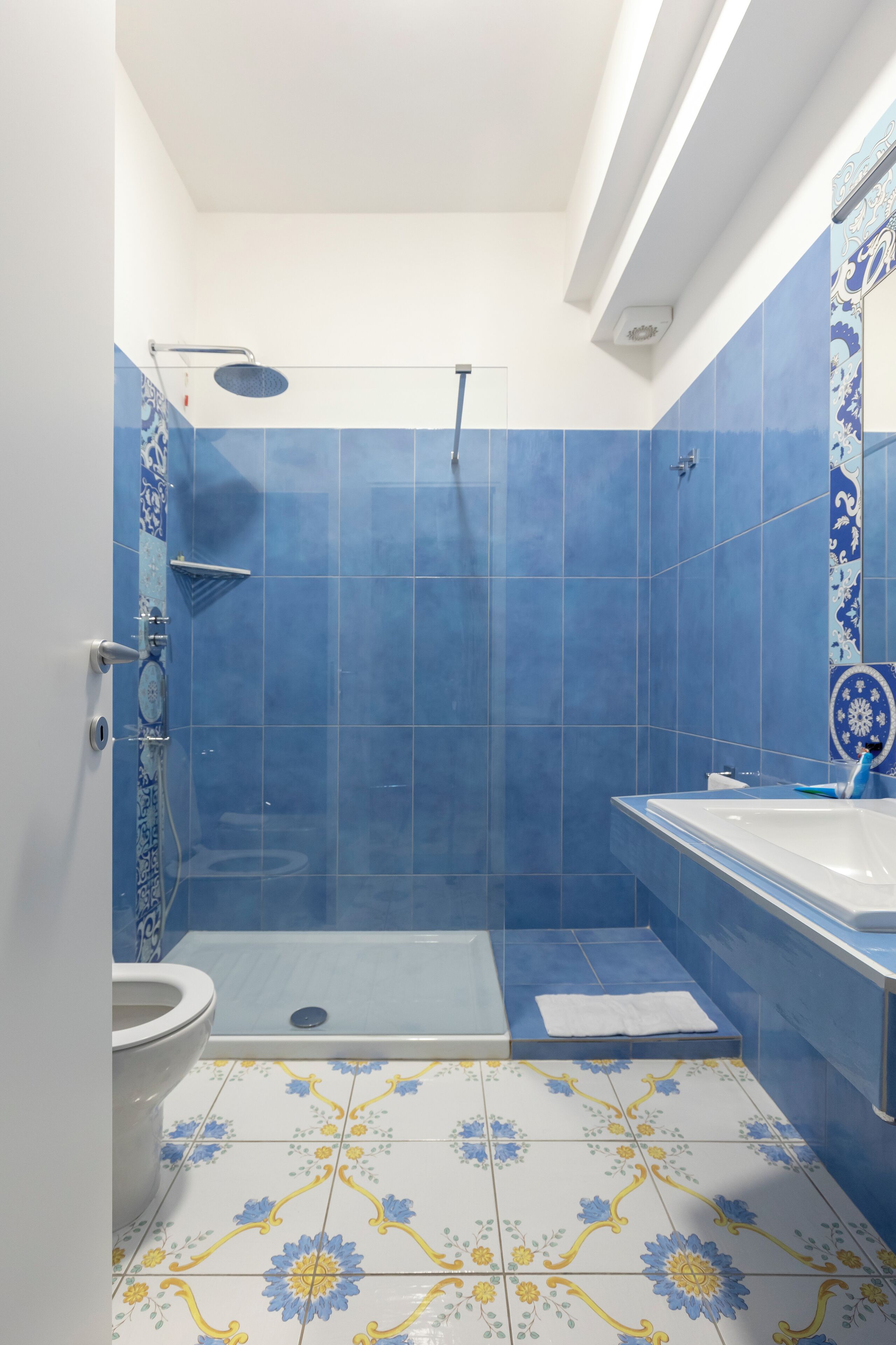 Un baño con ducha, inodoro y lavabo.