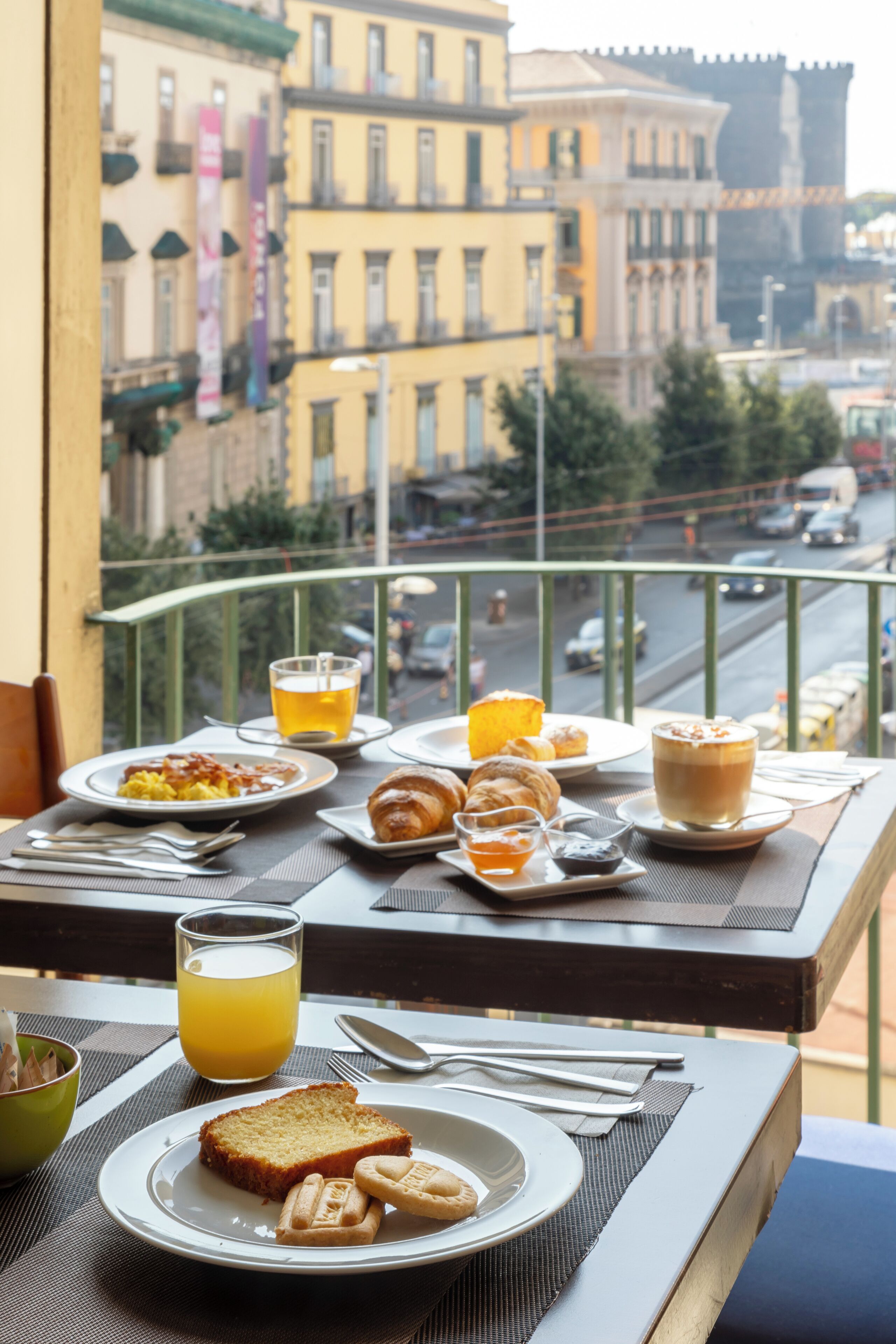 الم نشأة من الخارج