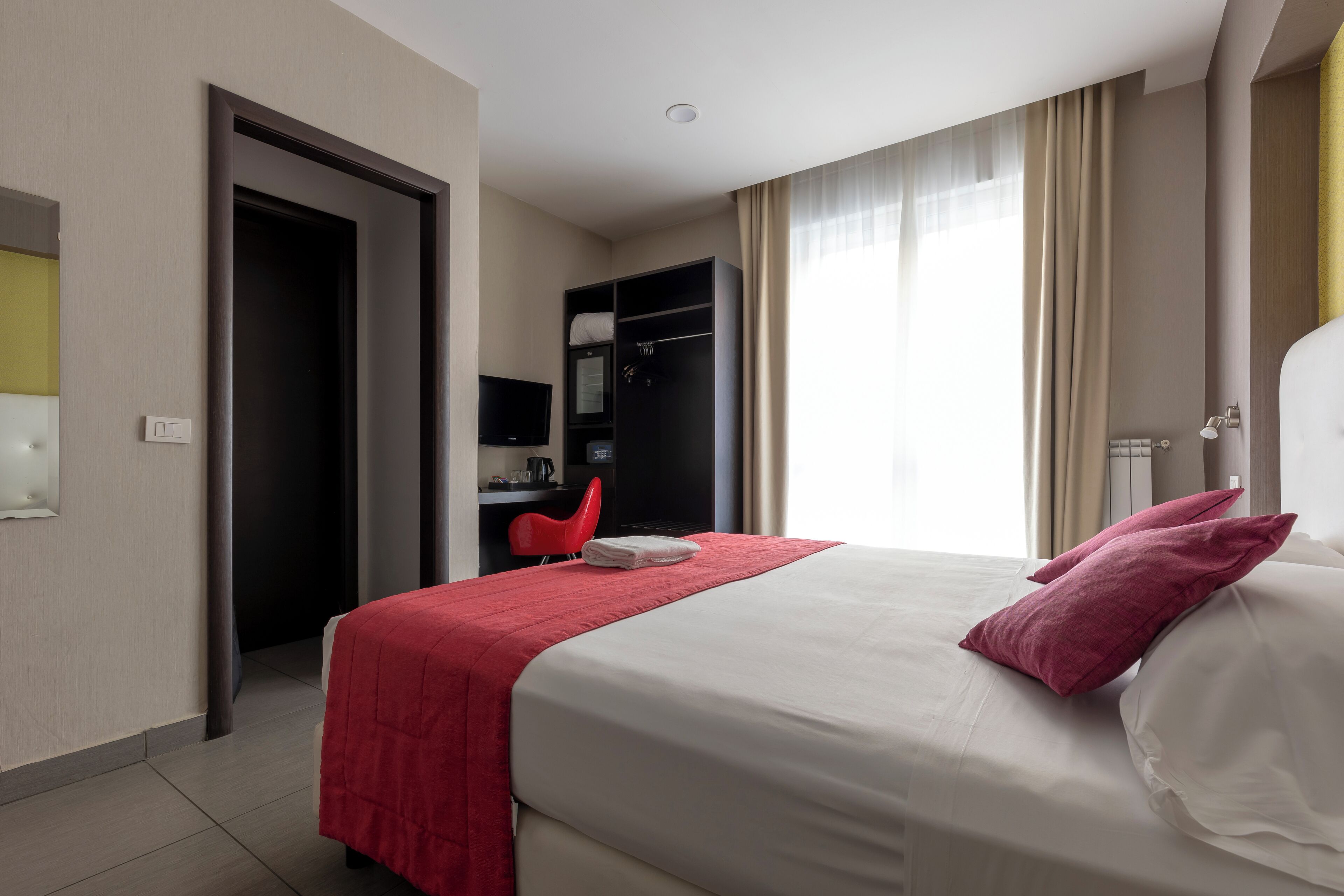 Ropa de cama de alta calidad, minibar, caja fuerte y escritorio