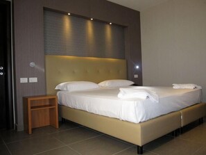 Premium bedding, minibar, in-room safe, desk - Napolit'amo Hotel Medina (Naples)