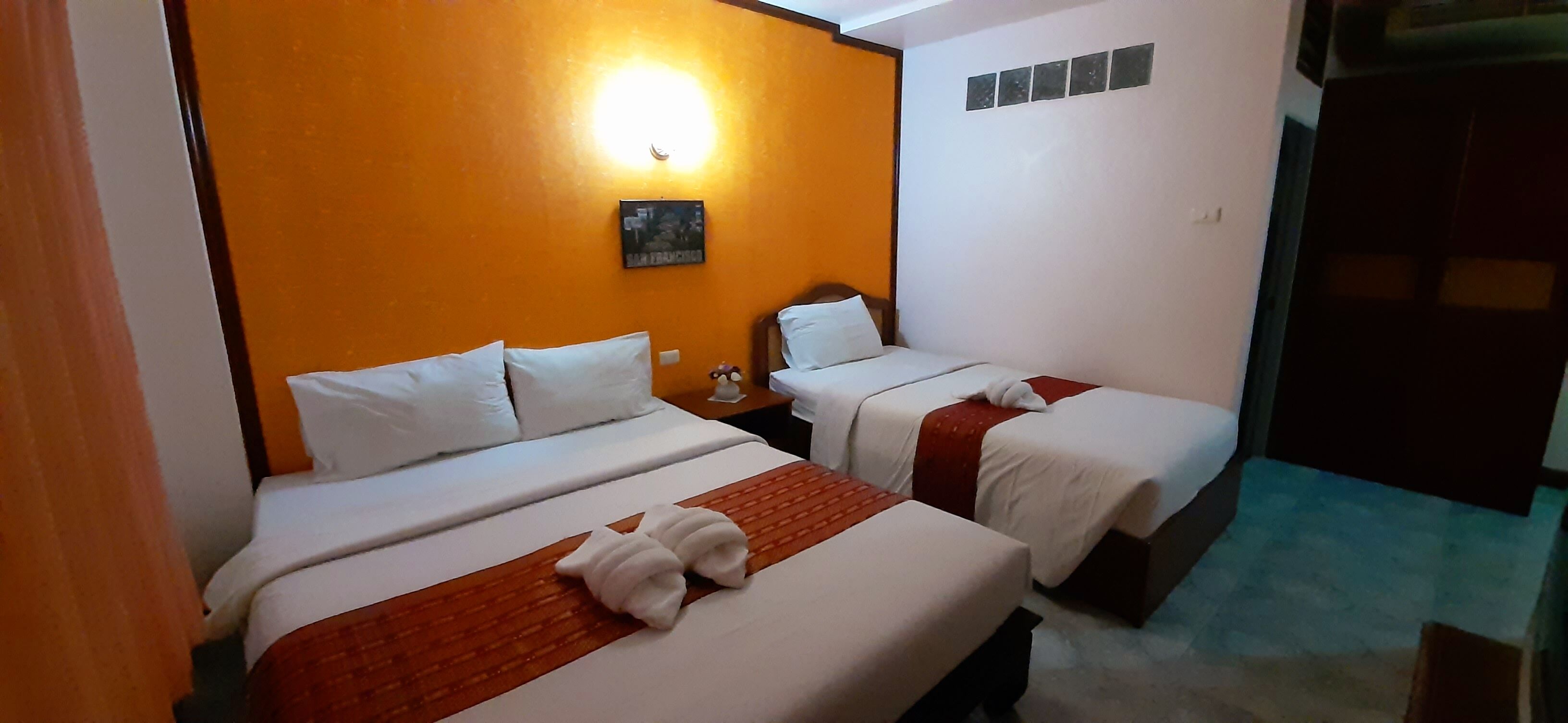 Escritorio, cortinas blackout, wifi gratis y ropa de cama 