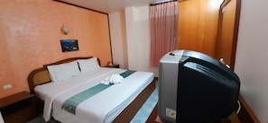 Habitación doble Deluxe, 1 cama King size, vista a la ciudad | Escritorio, cortinas blackout, wifi gratis y ropa de cama 