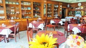 Petit déjeuner, déjeuner, dîner et brunch servis sur place