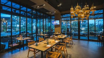 Breakfast and lunch served, garden views
